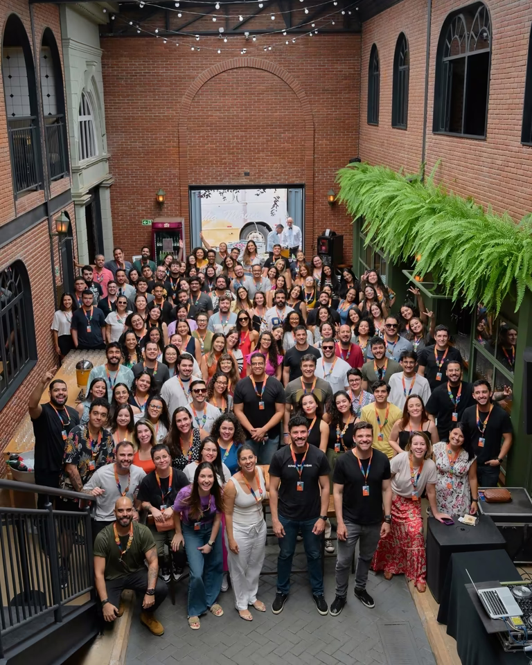 Foto aérea dos participantes do Ignição reunidos no pátio de tijolos