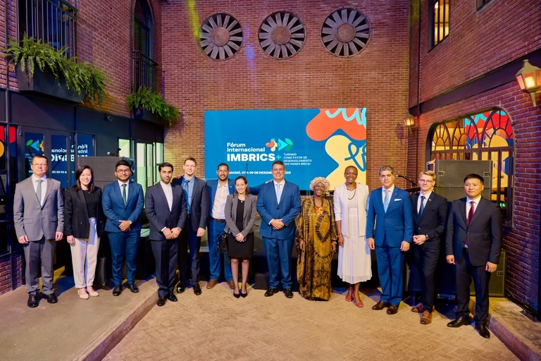 Foto oficial das delegações do IMBRICS+ alinhadas diante do telão do evento